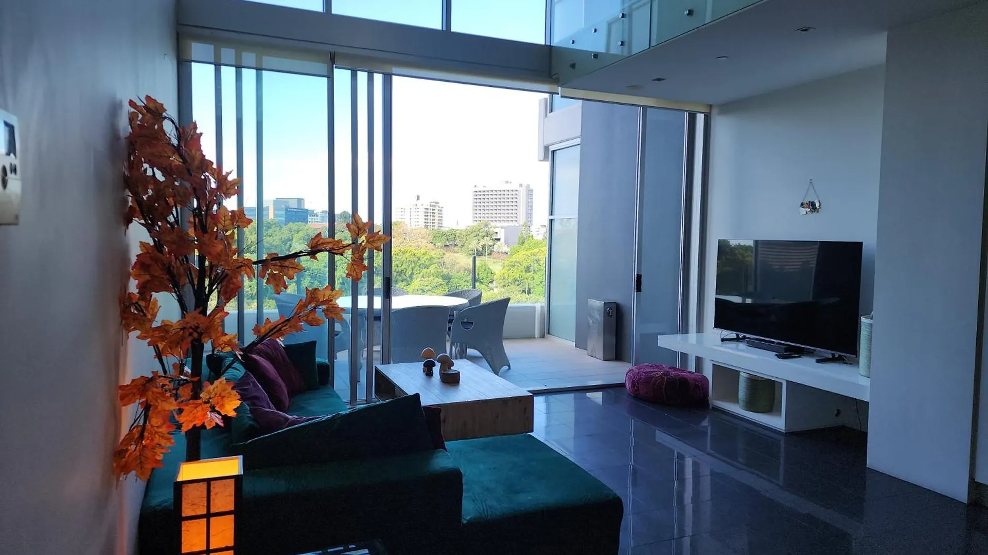 Spacious 1 Bedroom Mezzanine Apartment With Large Bath Views 2 Free Parking Spots Brisbane Australia