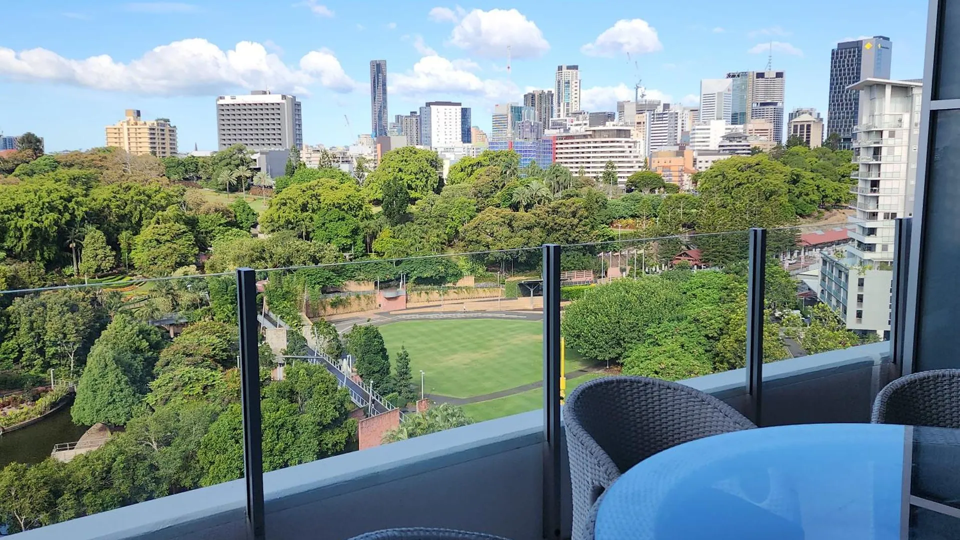 Spacious 1 Bedroom Mezzanine Apartment With Large Bath Views 2 Free Parking Spots Brisbane Australia