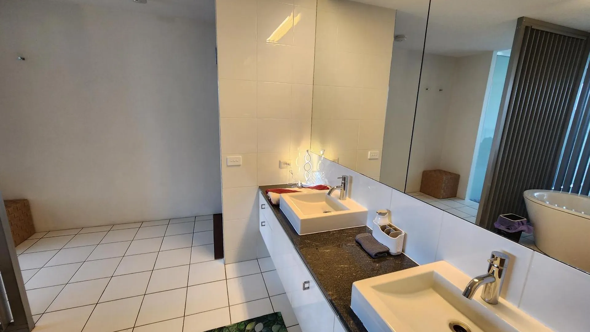 Spacious 1 Bedroom Mezzanine Apartment With Large Bath Views 2 Free Parking Spots Brisbane