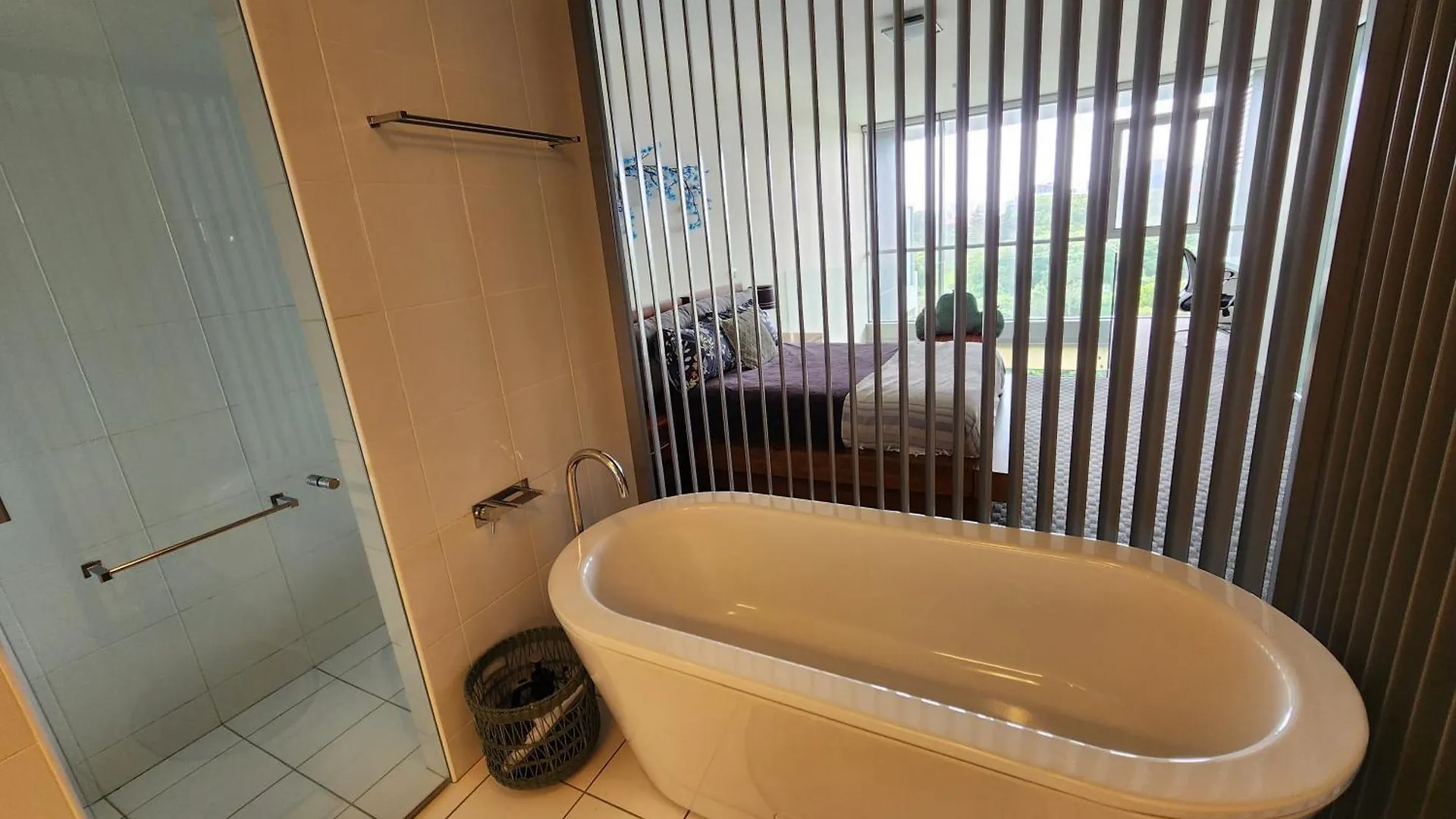 Spacious 1 Bedroom Mezzanine Apartment With Large Bath Views 2 Free Parking Spots Brisbane 0*,