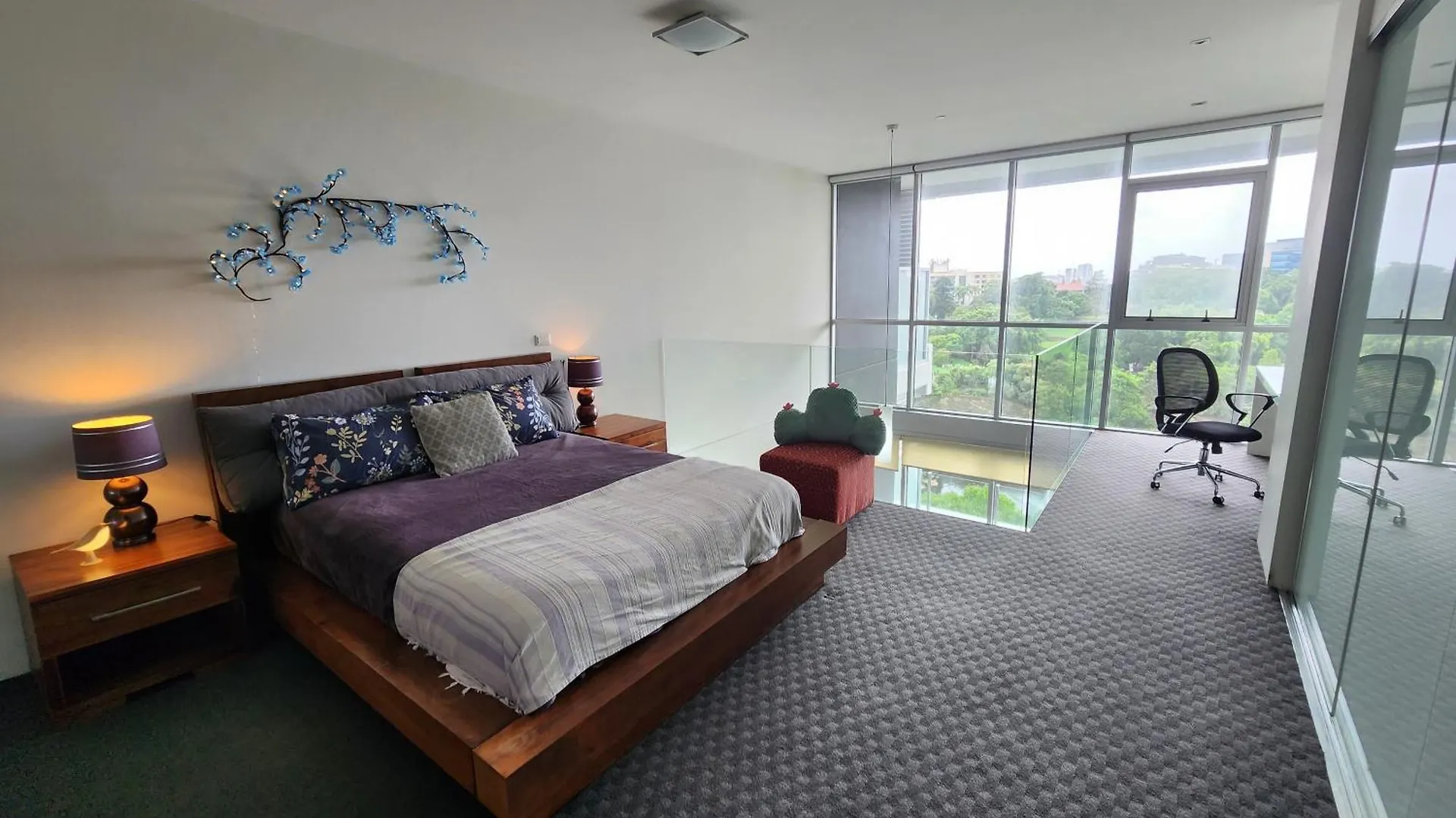 Spacious 1 Bedroom Mezzanine Apartment With Large Bath Views 2 Free Parking Spots Brisbane Australia