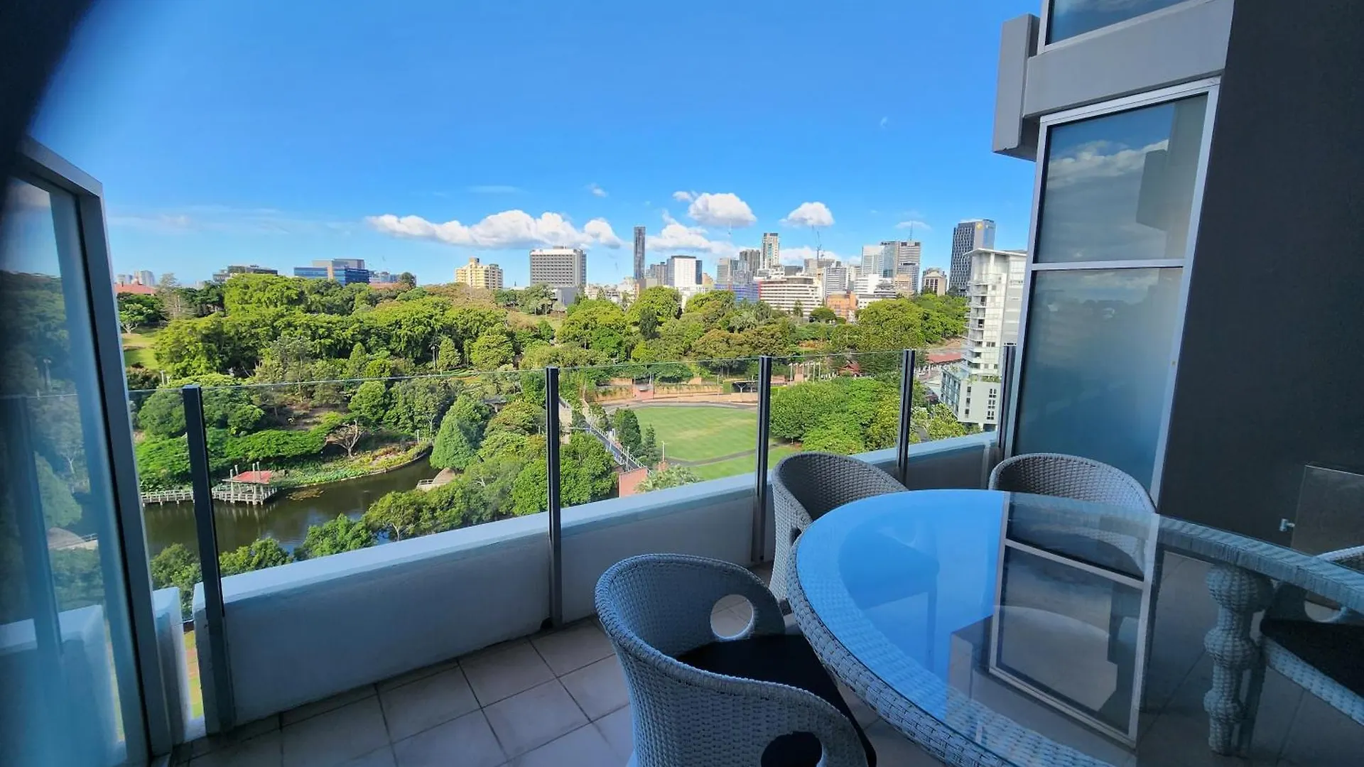 Spacious 1 Bedroom Mezzanine Apartment With Large Bath Views 2 Free Parking Spots Brisbane
