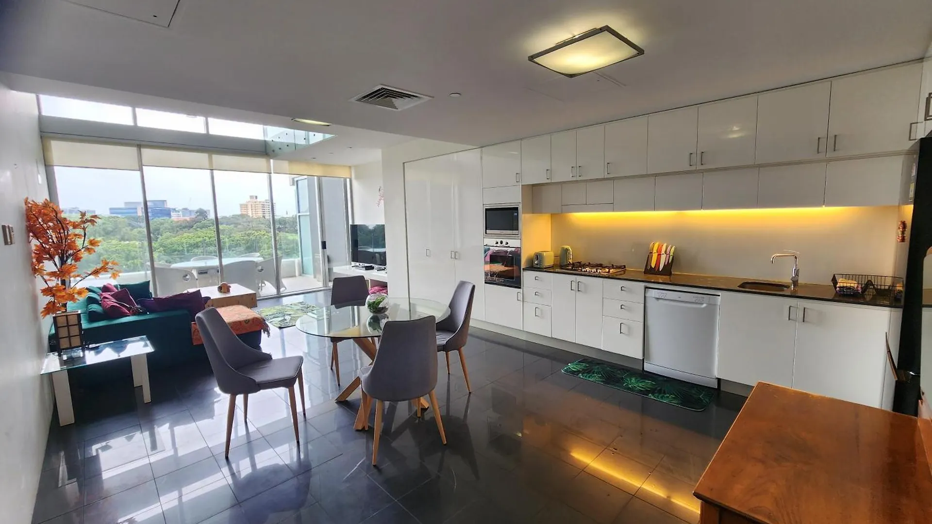 Spacious 1 Bedroom Mezzanine Apartment With Large Bath Views 2 Free Parking Spots Brisbane