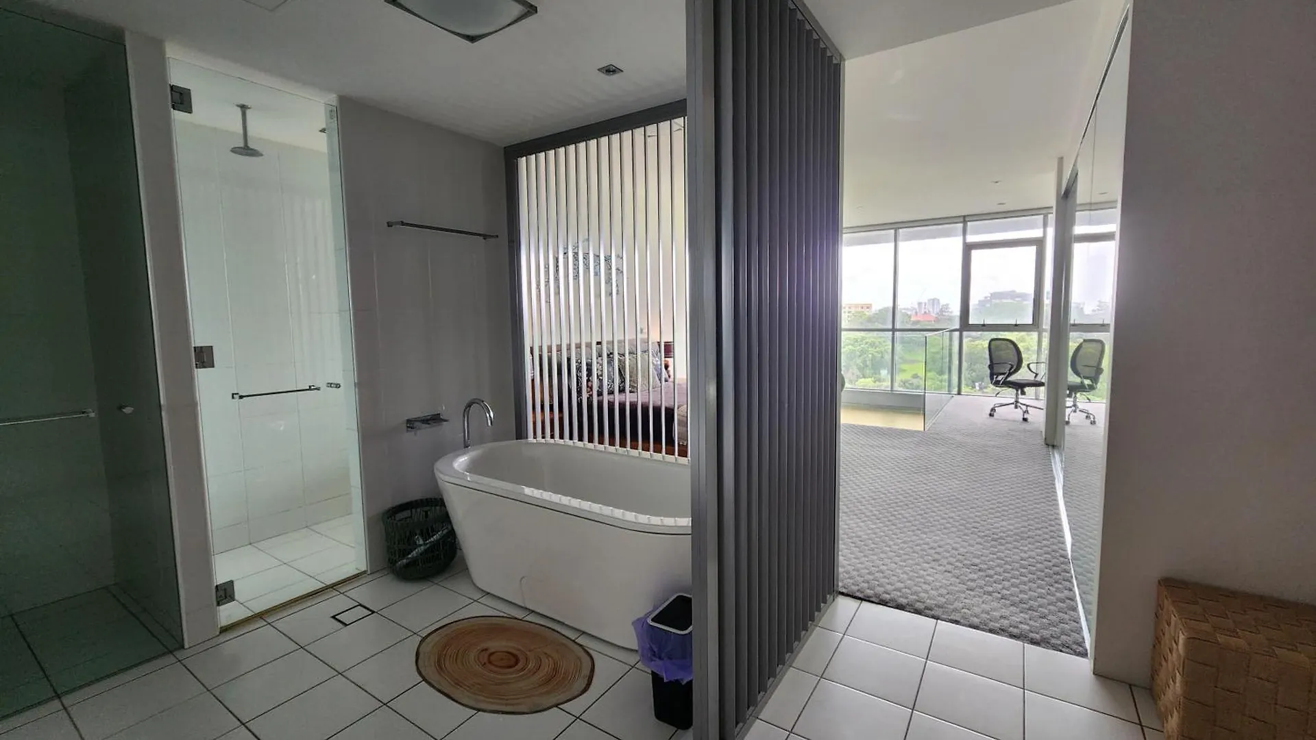 Spacious 1 Bedroom Mezzanine Apartment With Large Bath Views 2 Free Parking Spots Brisbane 0*,  Australia