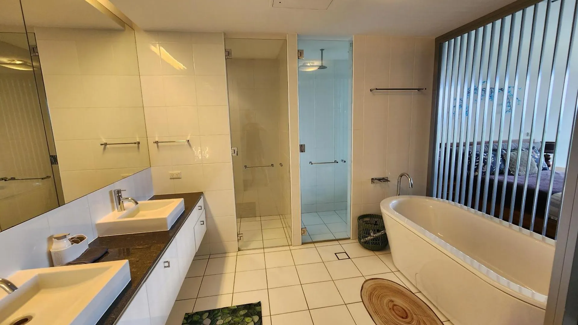 Spacious 1 Bedroom Mezzanine Apartment With Large Bath Views 2 Free Parking Spots Brisbane