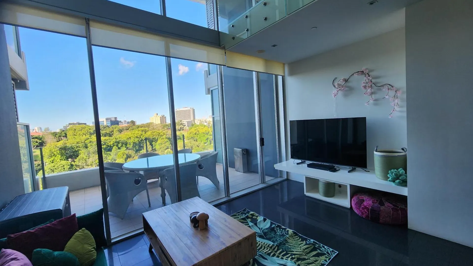 Spacious 1 Bedroom Mezzanine Apartment With Large Bath Views 2 Free Parking Spots Brisbane