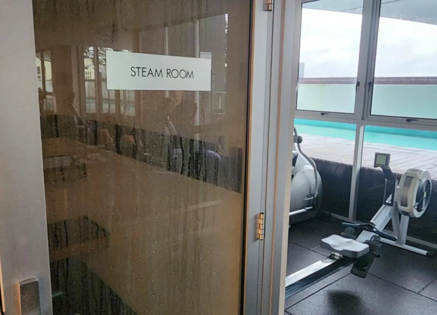 Spacious 1 Bedroom Mezzanine Apartment With Large Bath Views 2 Free Parking Spots Brisbane 0*,