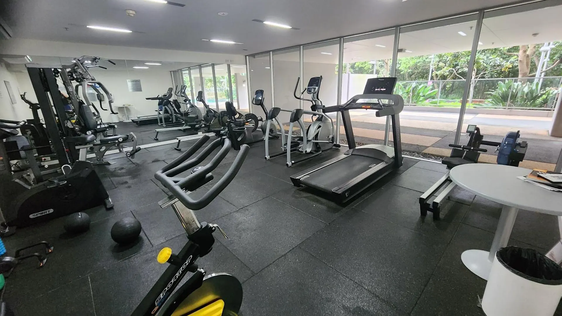 Spacious 1 Bedroom Mezzanine Apartment With Large Bath Views 2 Free Parking Spots Brisbane 0*,