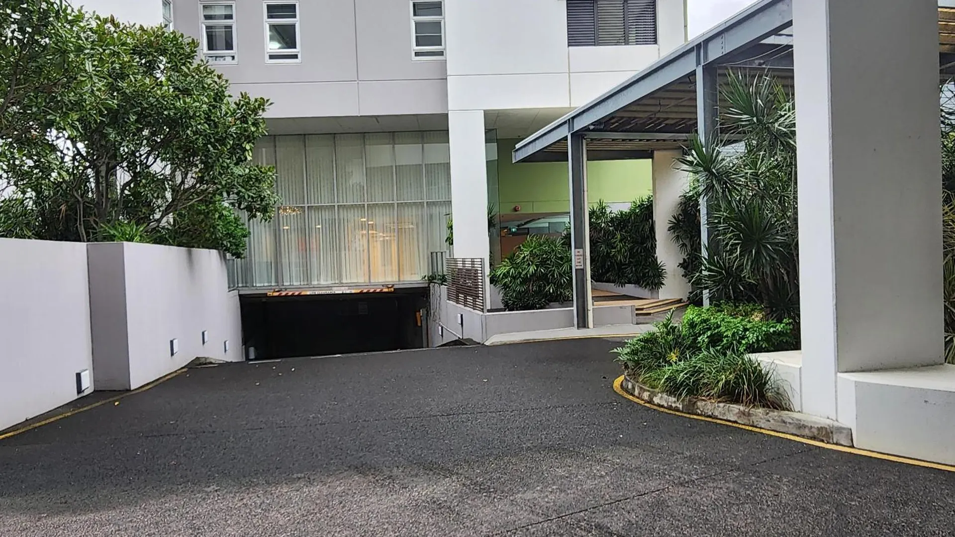 Spacious 1 Bedroom Mezzanine Apartment With Large Bath Views 2 Free Parking Spots Brisbane
