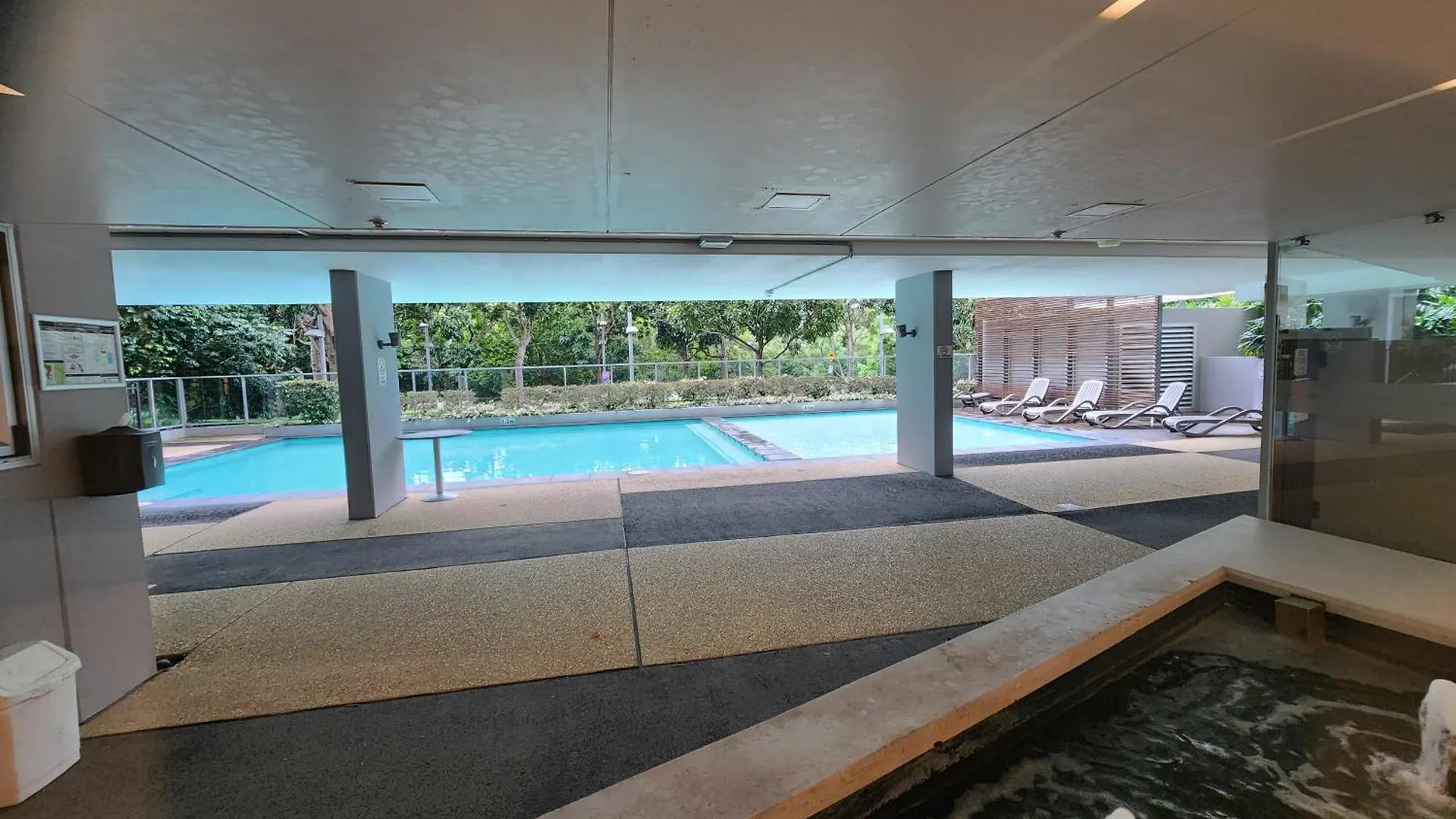 Spacious 1 Bedroom Mezzanine Apartment With Large Bath Views 2 Free Parking Spots 브리즈번