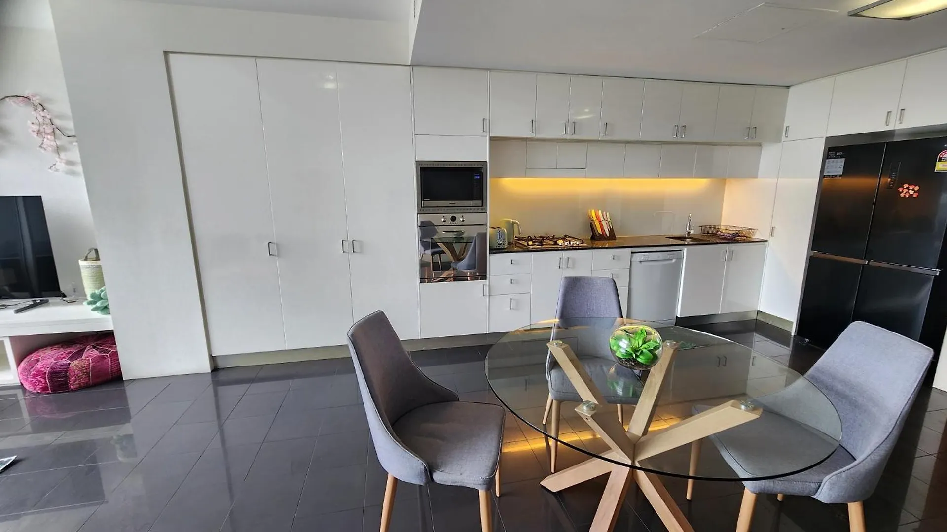 Spacious 1 Bedroom Mezzanine Apartment With Large Bath Views 2 Free Parking Spots 브리즈번