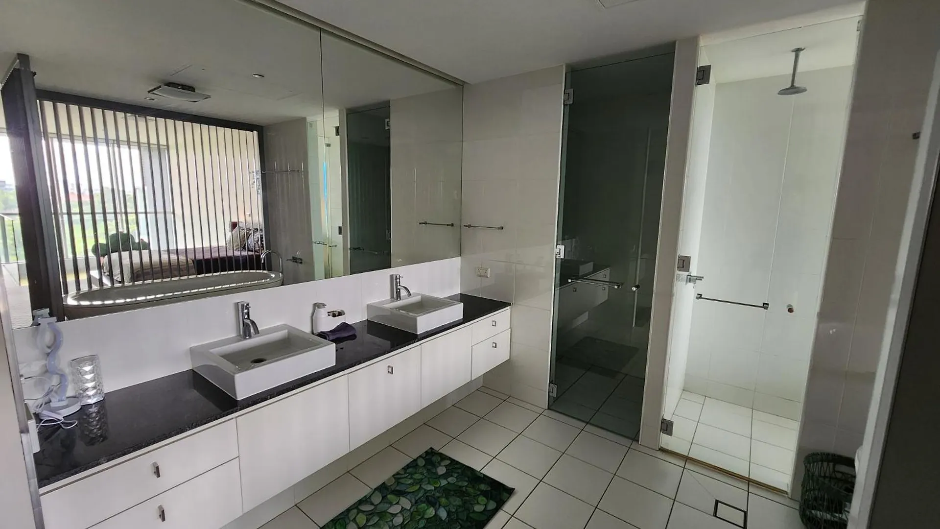 Spacious 1 Bedroom Mezzanine Apartment With Large Bath Views 2 Free Parking Spots 브리즈번