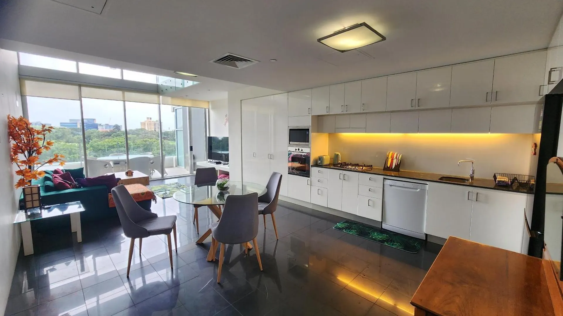 Spacious 1 Bedroom Mezzanine Apartment With Large Bath Views 2 Free Parking Spots 브리즈번