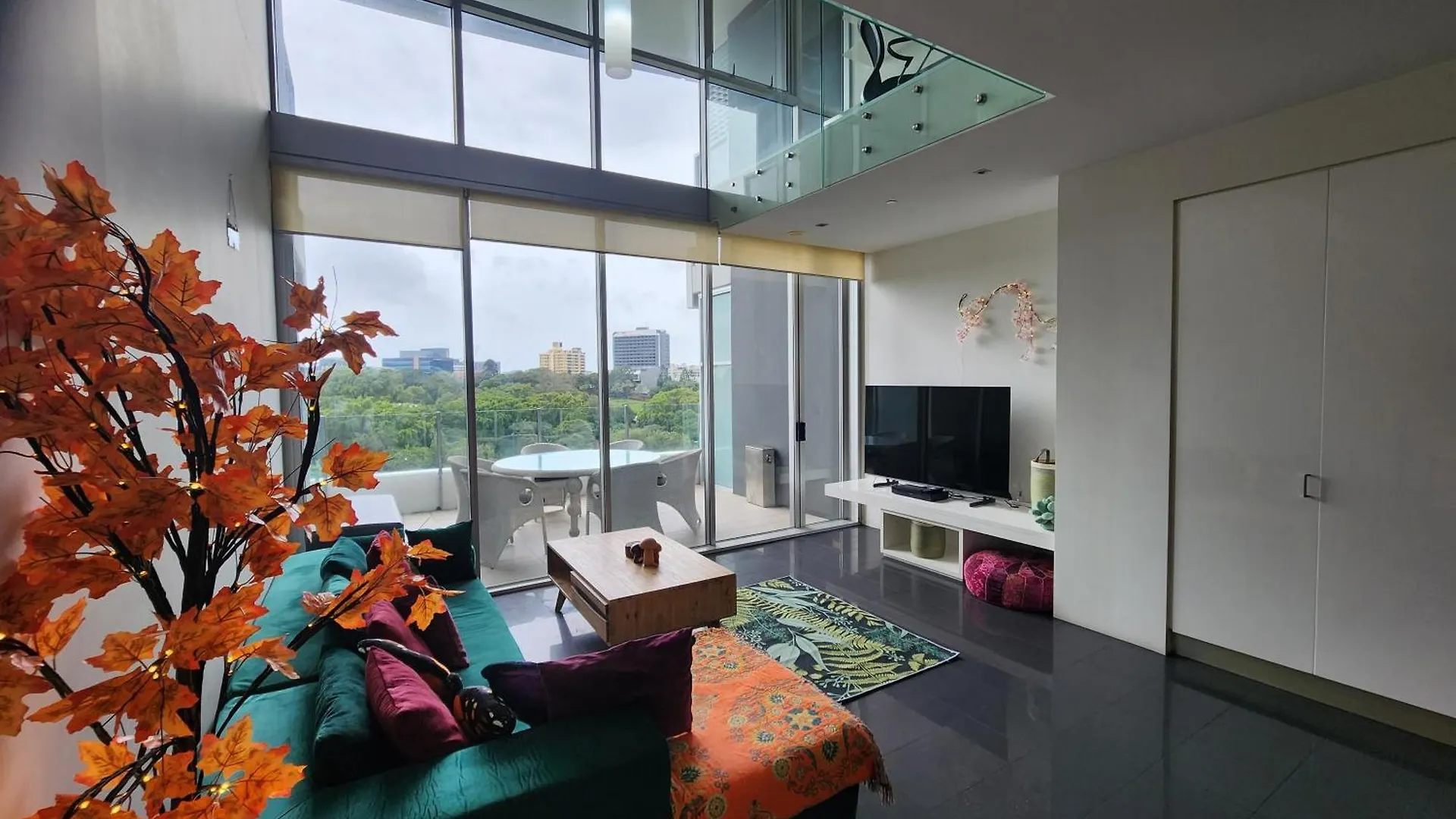 Spacious 1 Bedroom Mezzanine Apartment With Large Bath Views 2 Free Parking Spots 브리즈번